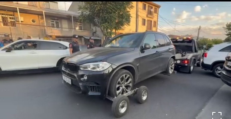Սամվել Կարապետյանի տան բակից քարշակով դուրս են բերվում կայանված մեքենաները