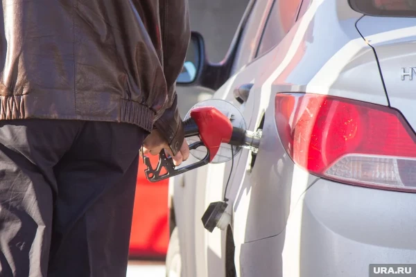  Վարորդը կրակայրիչը դրել է մեքենայի վառելիքի բաքի վրա