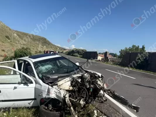 Գեղարքունիքում Opel-ը բախվել է բետոնե պատնեշին, ինչի հետևանքով շարժիչը պոկվել և շպրտվել է․ կան վիրավորներ. shamshyan.com