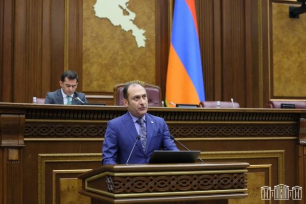 Ուշագրավ արձանագրումներ՝ Արտակ Զեյնալյանի վերաբերյալ. Հրապարակ