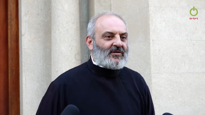 Իրավապահները խուզարկում են Բագրատ Սրբազանի գրասենյակը. ՈւՂԻՂ