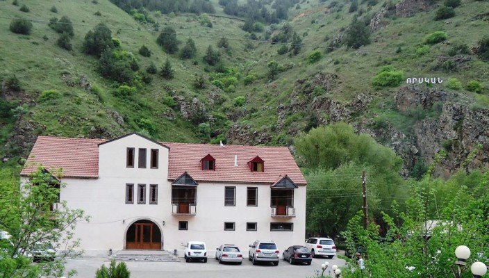 «Որսկան» ռեստորանում կինն իր ծանոթի հետ ալկոհոլ է օգտագործել, ինչից հետո վերջինս հրավածել է իր գլխին. shamshyan.com
