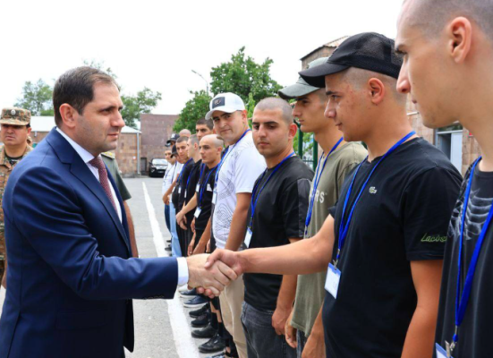Սուրեն Պապիկյանն այցելել է ՊՆ կենտրոնական հավաքակայան