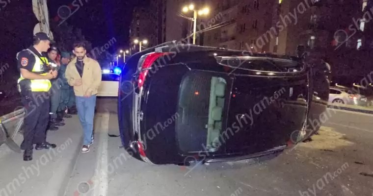 Երևանում բախվել են BMW-ն և Infiniti-ն. վերջինը բախվել է բազալտե եզրաքարին և կողաշրջվել. shamshyan.com