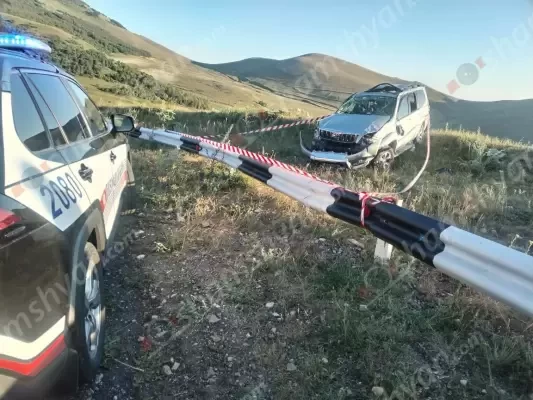 Շիրակի մարզում Toyota-ն մի քանի պտույտ շրջվել է և հայտնվել դաշտում․ վիրավորներից 1-ն անչափահաս է․ shamshyan.com