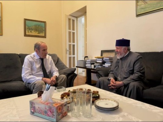 Լևոն Տեր-Պետրոսյանն իր առանձնատանը հյուրընկալել է Ամենայն Հայոց Կաթողիկոս Գարեգին Երկրորդին
