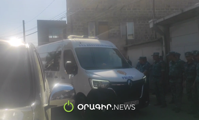 Ոստիկանները ճանապարհ բացեցին, ՔԿ-ից ձերբակալվածներին տեղափոխեցին դատարան