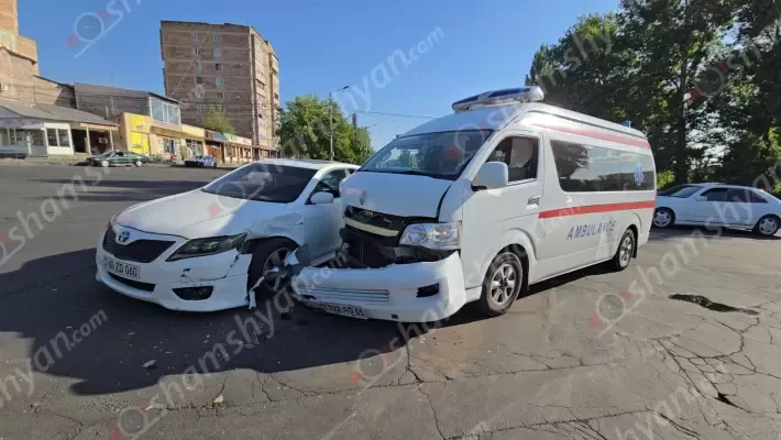 Աբովյան քաղաքում բախվել են շտապօգնության ավտոմեքենան ու Toyota-ն. բուժքույրը տեղափոխվել է հիվանդանոց. shamshyan.com