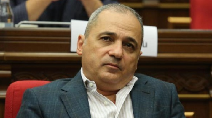 Խուզարկվում է Վահե Հակոբյանի տունը
