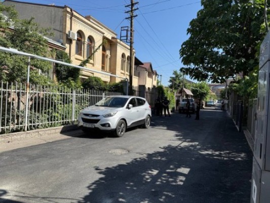 Այս պահին՝ Բագրատ Սրբազանի կեցավայրի դիմաց