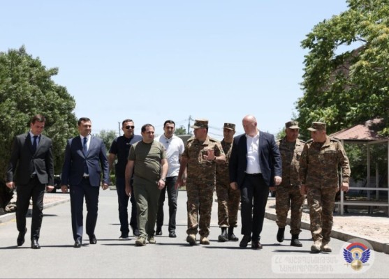 Սուրեն Պապիկյանն այցելել է մոդուլային տիպի զորամասերից մեկի շինհրապարակ