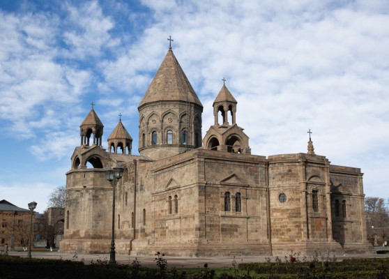 Հորդորում ենք ազատ արձակել Տ. Միքայել արքեպիսկոպոս Աջապահյանին. Մայր Աթոռ