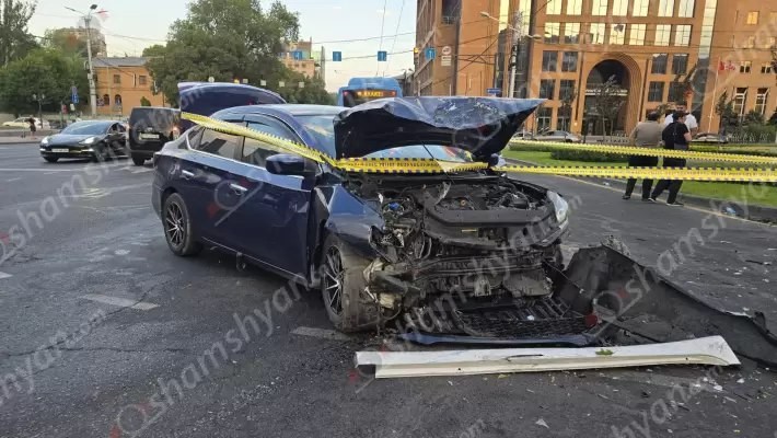 Խոշոր ավտովթար՝ Երևանում. բախվել են Nissan-ն ու Toyota-ն. վերջինը կոտրել է ծառն ու հայտնվել մայթին. կան վիրավորներ