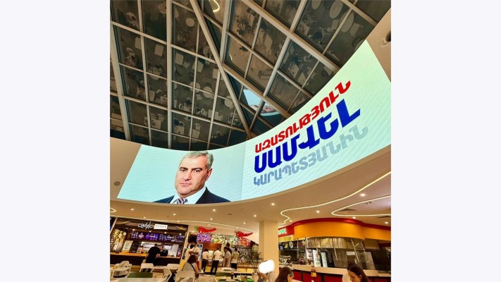 «Դալմա մոլի» ֆուդկորտում Սամվել Կարապետյանի լուսանկարով պաստառը տարածել են պրոյեկտորով