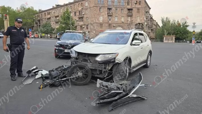 Երևանում հերթական անգամ բախվել են «Nissan Rogue»-ը ու մոտոցիկլը․ վերջինը կողաշրջվել է