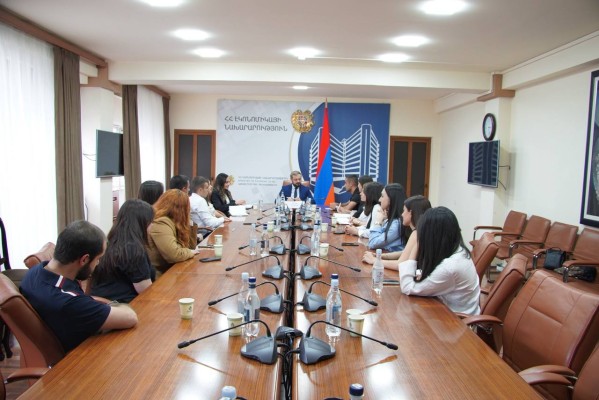 Գևորգ Պապոյանը հանդիպել է «Խորհուրդ x» նախաձեռնության անդամ ուսանողների հետ