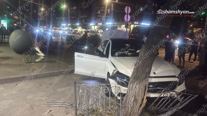 Երևանում Mercedes-ը կոտրել է գովազդային ցուցանակը, մի քանի ինքնագլոր ու բախվել ծառին. shamshyan.com