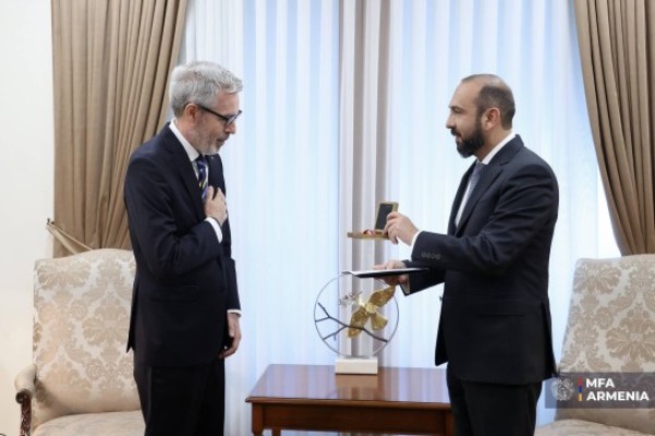 Պատվո մեդալ դեսպան Սվենսոնին՝ Հայաստան-Շվեդիա հարաբերություններում ունեցած ավանդի համար