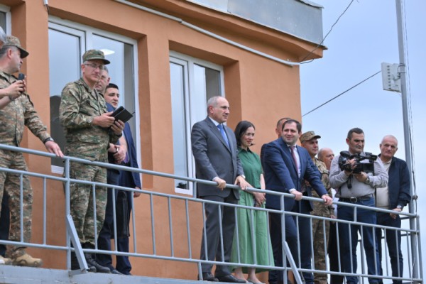 Փաշինյանը հետևել է բանակային խաղերի մшրտական փոխանցումավազքի մրցումներին