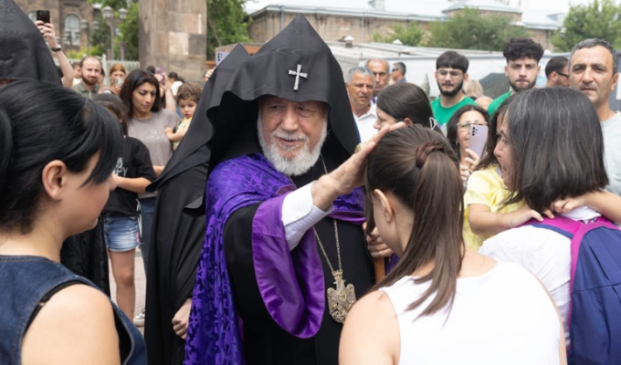 Կաթողիկոսի հանդիսապետությամբ Միածնաէջ Մայր Տաճարում մատուցվել է Սուրբ և Անմահ Պատարագ