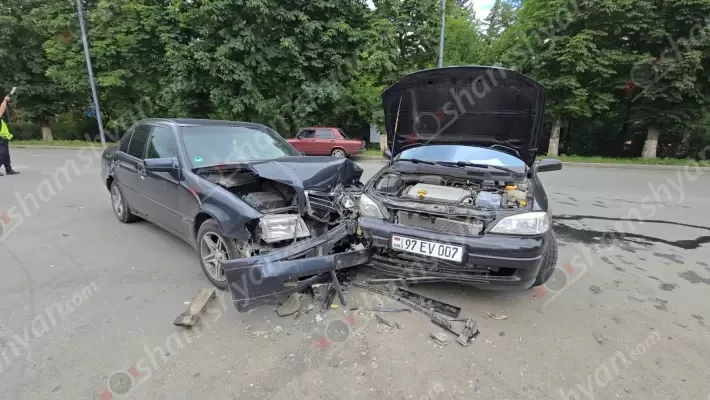 Ավտովթար՝ Վանաձորում. բախվել են Mercedes-ն ու Opel-ը. shamshyan.com