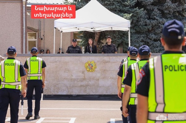 Ի սկզբանե ծածկ նախատեսված չէր, որպեսզի ղեկավարը անձրևին կամ ճռռռ արևին ենթականերին չշարի ու ինքը ծածկի տակից ելույթներ ունենա