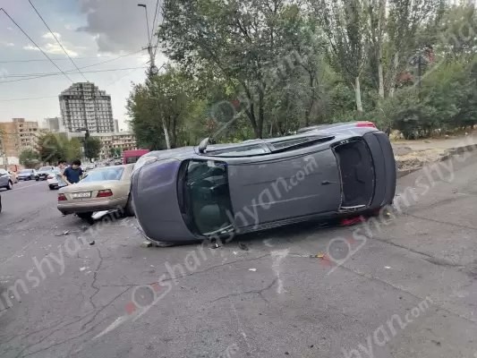 Երևանում բախվել են «Mercedes»-ն ու «Nissan»-ը. վերջինը կողաշրջվել է