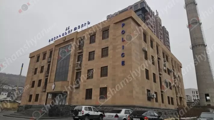 Երևանում 27-ամյա տղան սկսել է բղավել, պառկել գետնին և բարձրացել է «Nissan»-ի վրա․ պարեկները նրան տեղափոխել են ոստիկանություն