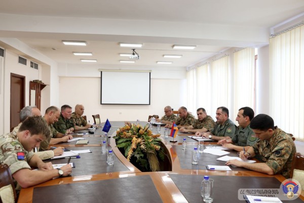 ՀՀ ԶՈՒ ԳՇ պետը ՆԱՏՕ-ի պաշտոնյայի հետ քննարկել է համագործակցության հարցեր