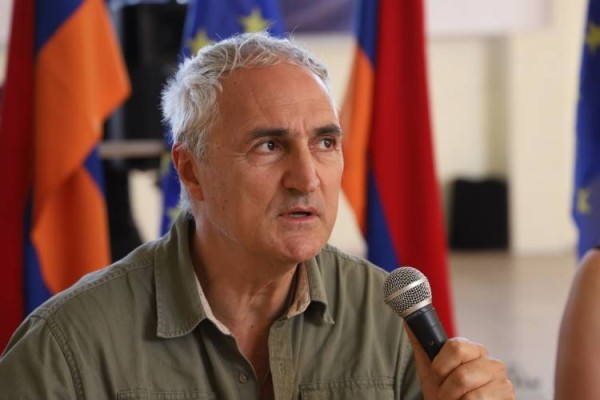 1 քայլ առաջ, 2-ը՝ հետ. Խզմալյանը՝ Հայաստանի եվրոպական ուղու ձախողման մասին
