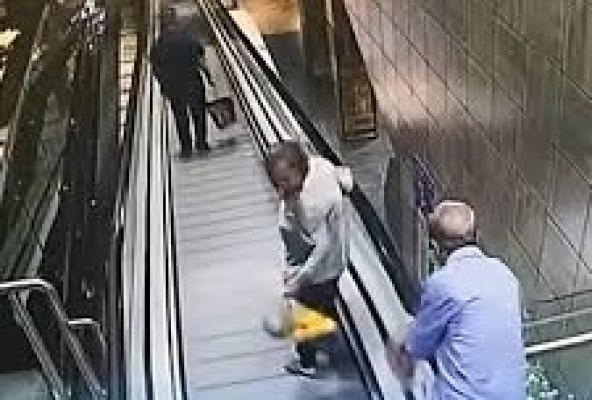 Ֆուջյանում փրկել են շարժասանդուղքից ընկած տարեց տղամարդուն