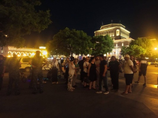 Արցախցիներն իրենց ակցիան շարունակում են Կառավարության շենքի դիմաց