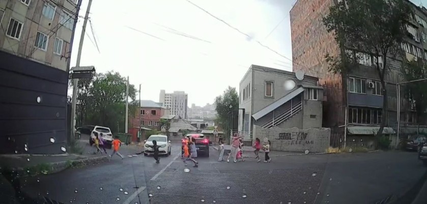 Փողոցի մեջտեղով, մեքենաների առջևով. ինչպես են մանկապարտեզի երեխաներին այգի տանում. տեսանյութ