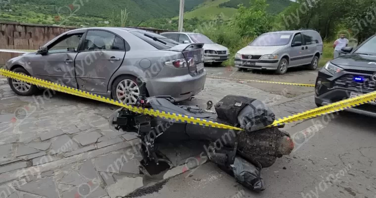 Վանաձորում բախվել են Mazda-ն ու մոտոցիկլը. սկսվել է դիզվառելիքի արտահոսք. մոտոցիկլավարը հոսպիտալացվել է