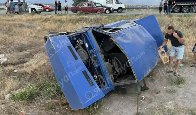 Խոշոր ավտովթար՝ Արարատի մարզում․ «ՎԱԶ 21-06»-ը բախվել է «Toyota»-ին և կողաշրջված հայտնվել դաշտում․ կան վիրավորներ