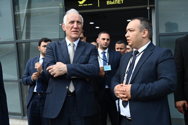 ՀՀ նախագահը այցելել է Կապանի օդանավակայան, ծանոթացել տեխնիկական զինվածությանը