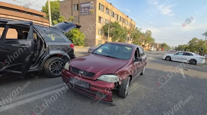 Ավտովթար՝ Երևանում․ Արցախի պողոտայում բախվել են «Toyota»-ն և «Opel»-ը