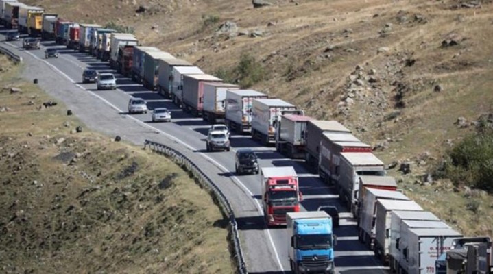 Ավելի քան 1200 հայկական բեռնատար սպասում է Լարսն անցնելուն