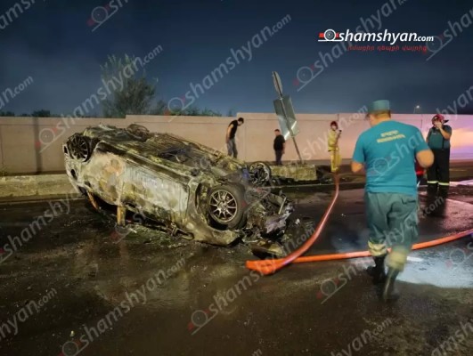Երևանում «Honda»-ն բախվել է բազալտե եզրաքարին, շրջվել ու բռնկվել. 21-ամյա վարորդի կյանքի համար պայքարում են. shamshyan.com