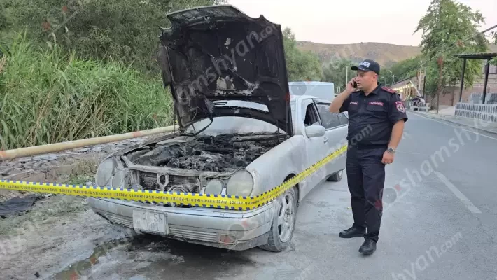 Բջնիում հրդեհ է բռնկվել Mercedes-ում. վարորդի և գյուղացիների շնորհիվ այն մոխրակույտի չի վերածվել. shamshyan.com