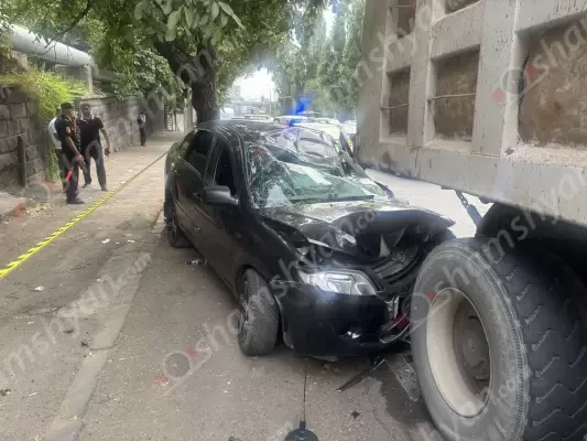 Երևանում 31-ամյա վարորդը Lada-ով մխրճվել է կայանված բեռնատարի հետնամասի մեջ. կա 5 վիրավոր. shamshyan.com