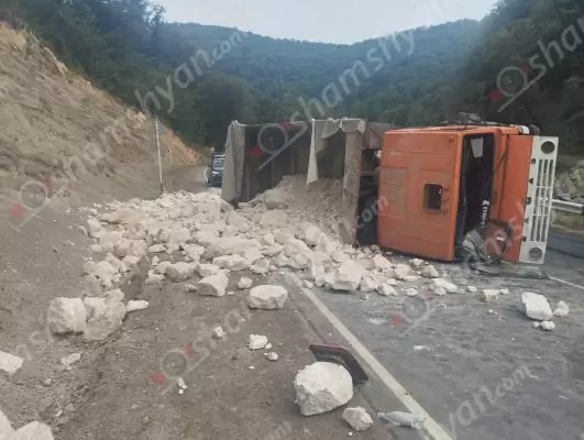 Ավտովթար՝ Սյունիքի մարզում․ քարով բարձված «Կամազ»-ը կողաշրջվել է, ինչի հետևանքով քարերը թափվել են