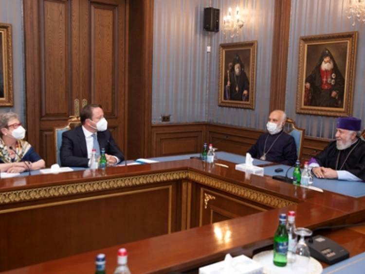 Գարեգին Բ-ն ընդունել է Եվրոպական հանձնաժողովի հարեւանության և ընդլայնման հարցերով հանձնակատարին
