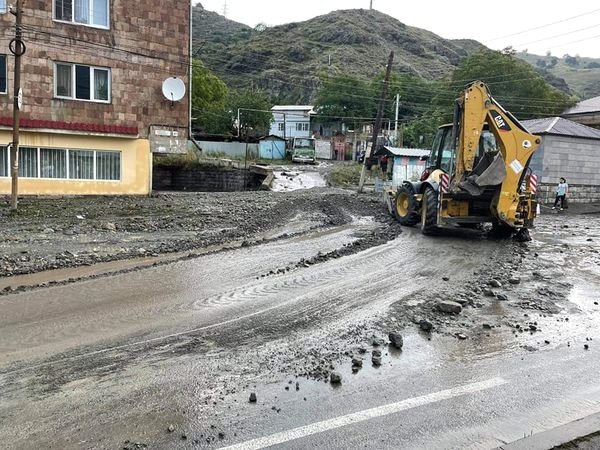 Աննախադեպ տեղումների պատճառով անանցանելի էին դարձել Վանաձորի որոշ փողոցներ
