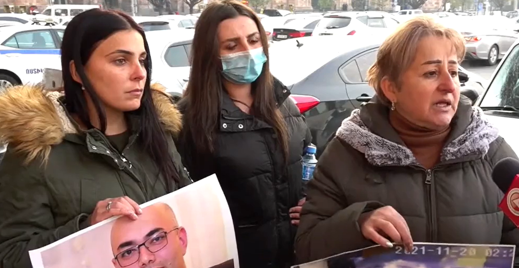 Պարեկները քաղաքացու են ծեծել․ մայրը բողոքի ակցիա է անում
