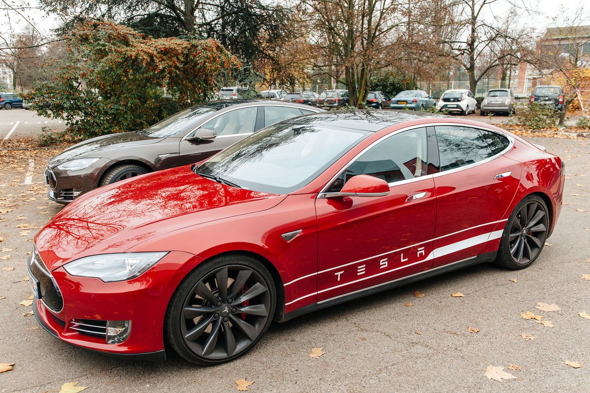 Tesla-ն վարորդներին կարգելի տեսախաղեր խաղալ վարելոը ընթացքում