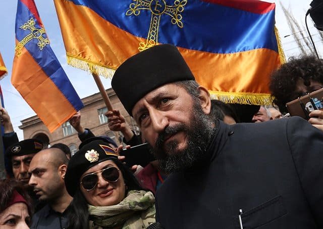 Ի պատասխան` Տեր Ղազարն էլ կաթողիկոսին է գահընկեց արել