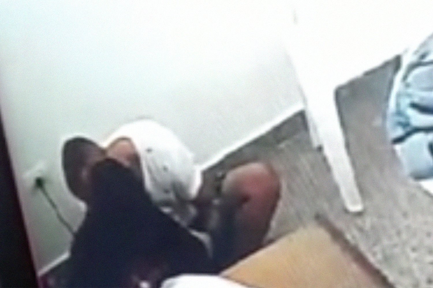 Դատավորը քննության տակ է հայտնվել բանտարկյալին համբուրելու համար