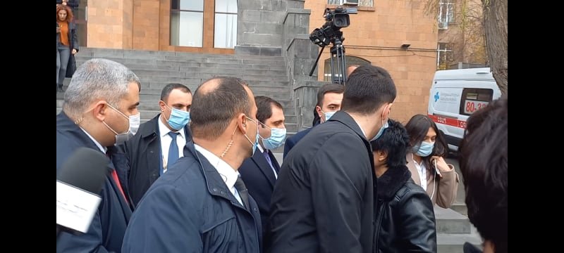 Պապիկյանը թիկնազորով ԵՊՀ-ում է