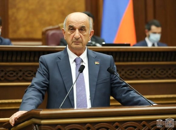 ՔՊ-ական պատգամավորը բացահայտ վիրավորում է լրագրողներին՝ համեմատելով միջատների ու սողունների հետ